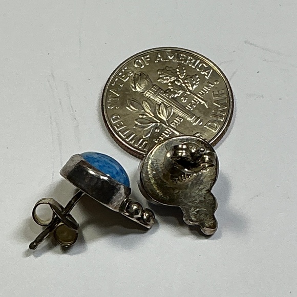 Vintage Sterling Silver stud earrings with a denim lapis stone - Picture 5 of 5